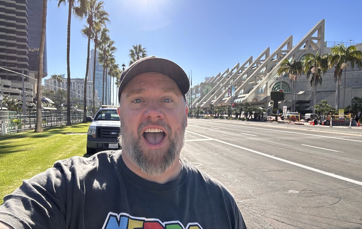 CSSully's tweet image. Hello old friend!
#TwitchCon Day 1 begins now!!