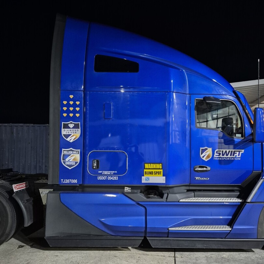 SwiftTransport's tweet image. Check out this guy! 10 💎
Keith has been with Swift since 2011 and runs out of the Phoenix, AZ terminal. Way to go, Keith, and CONGRATS on your 10th Diamond Award!