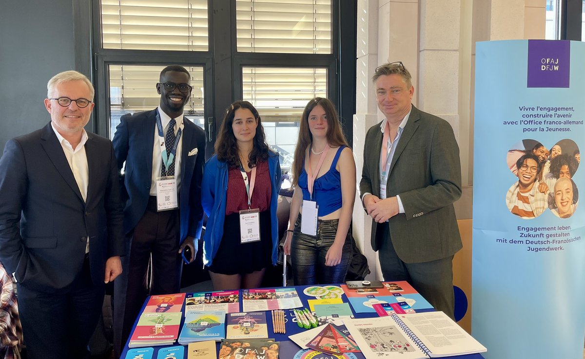 Dem_Prog_PDL's tweet image. 🇫🇷🇪🇺🇩🇪 Au 69e congrès franco-allemand organisé par la @fafaeurope à #Nantes @FdeRugy a rappelé combien les projets européens sont utiles à nos universités, nos entreprises, nos jeunes.
Chérissons la paix, nos liens et les coopérations entre la #France et #Allemagne ! 
@AmbDEenFR