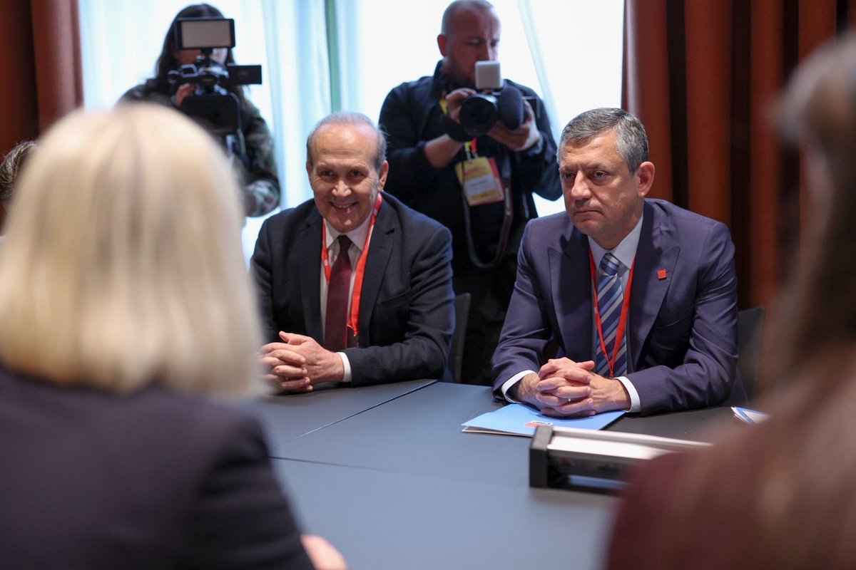 herkesicinCHP's tweet photo. Genel Başkanımız Özgür Özel, Hollanda’nın Amsterdam şehrinde eski İsveç Başbakanı ve İsveç Sosyal Demokrat Partisi lideri Magdalena Andersson ile görüştü. https://t.co/3ouFWbIOR7