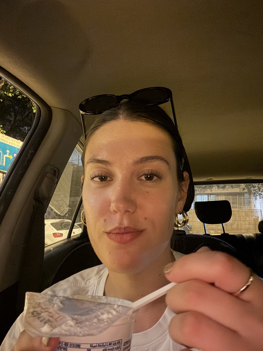 יושבת באוטו אוכלת קוטג׳ כי זה מה שאני יכולה לאפשר לעצמי בכלכלה הנוכחית