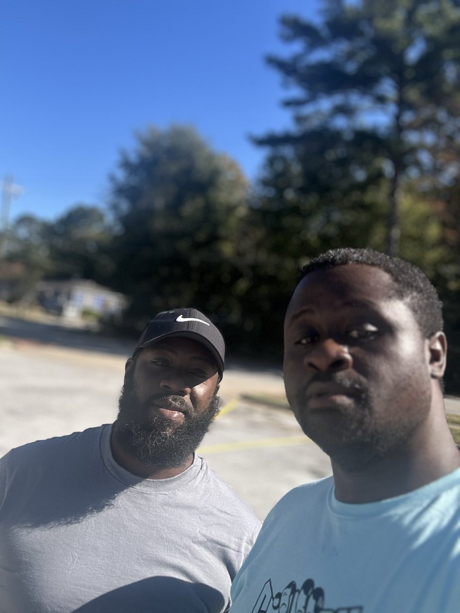 MonsieurConteh's tweet image. Saw my folks outside and ask him for a photo, it’s always business related even when you see family!!!! TAK he from the P and I’m from west 🤝 #MenOfRespect injustice left the gym @CrunchGym 🦍 🏴