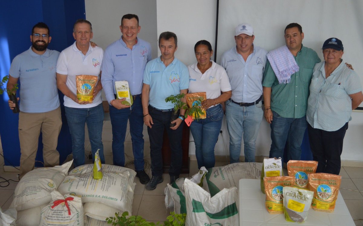 CundiAgro's tweet photo. 🐮🌱Con una inversión de más de $157 millones realizamos la entrega de insumos y equipos para fortalecer la productividad de los forrajes, base nutricional de la ganadería. Este proyecto tiene como propósito potencializar la producción ganadera, promoviendo sistemas sostenibles. https://t.co/FtpeMONyli