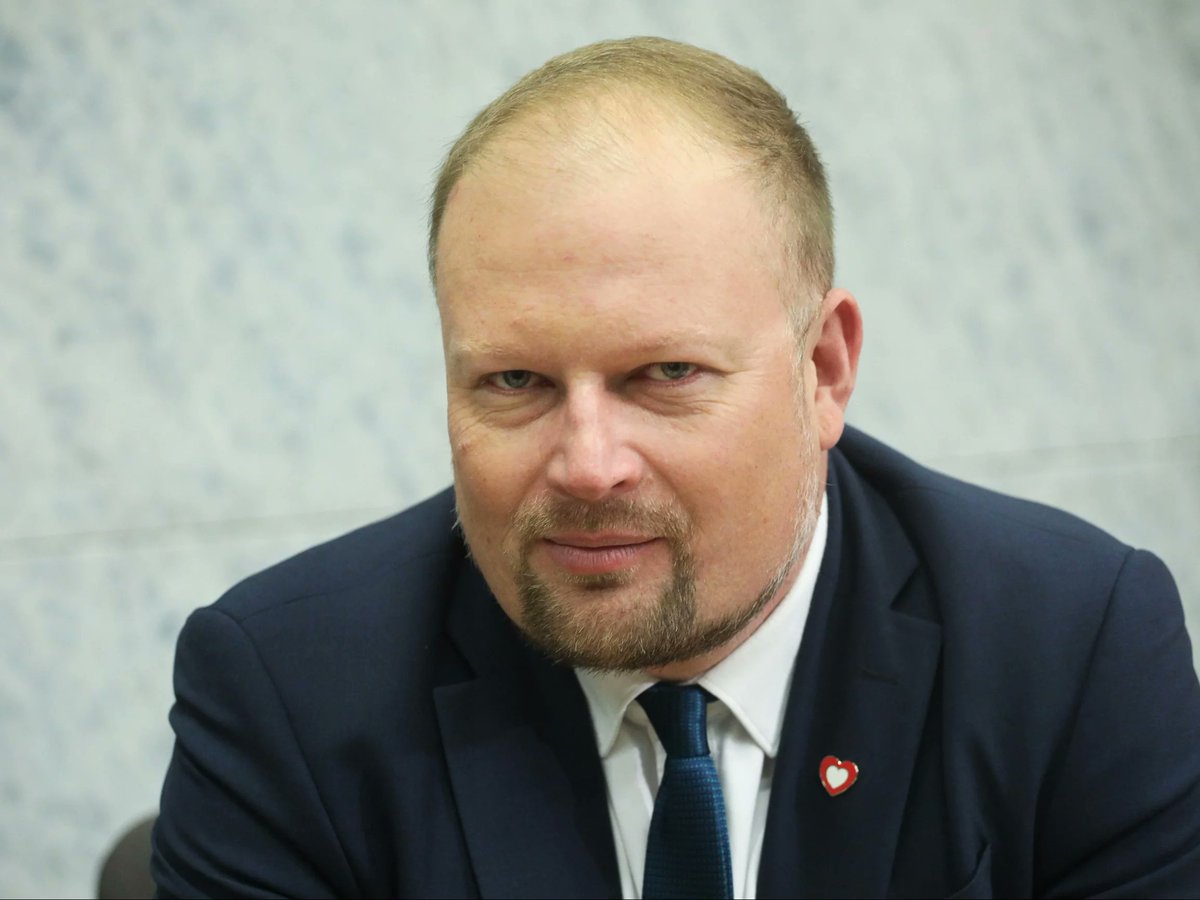 🔥 TOP 3 ATAKÓW NA PLATFORMĘ OBYWATELSKĄ:
1️⃣ pożar toi-toia jako zamach na Brejzę,
2️⃣ atak maszyny sprzątającej na wychodzącego z kibla Waldemara Żurka
3️⃣ akt terroryzmu politycznego polegający na rzuceniu syropem w drzwi kawiarni "Czytelnik". Zamachowcy zapomnieli podpalić