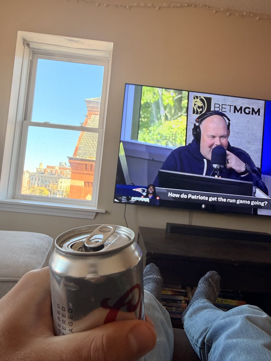 jakejakejakeaa's tweet image. Plumbers come to fix the John at noon on a Friday. Give me a break