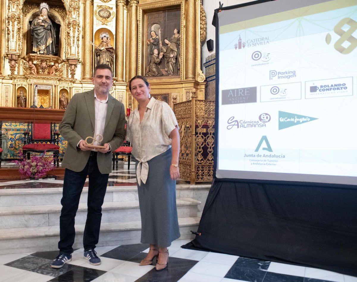 <a href="/Lola_Chaves/">Lola</a> <a href="/pacorob44267408/">pacorobles</a> <a href="/solcruzguzman/">sol cruz guzman</a> <a href="/antoniomunozsev/">Antonio Muñoz</a> <a href="/Nacho_gonfer/">Nacho González</a> <a href="/honorio_aguilar/">Honorio Aguilar ARQUITECTO</a> <a href="/cmisevilla/">Círculo Mercantil</a> <a href="/Cruzcampo/">Cruzcampo #ConMuchoAcento</a> <a href="/elcorteingles/">El Corte Inglés</a> <a href="/CocaCola_es/">Coca-Cola España</a> <a href="/C_HistoricoSev/">25AniversarioCentroHistórico</a> En las imágenes 4/5 Premiados: <a href="/VegadelosReyes/">José Vega de los Reyes</a> <a href="/VictorDRGS/">Víctor D. Regalado González-Serna</a> <a href="/ManoloRL/">Manolo Ruiz</a> <a href="/arrobajuanlu/">Juanlu Navarro</a> 

Les acompañan #PepaLoperena jefa de redacción de <a href="/C_HistoricoSev/">25AniversarioCentroHistórico</a>, Aina Molina, nieta de #JuanTeba y Enrique
Barrera,  vicario de Santa Clara. 

<a href="/Archisevilla1/">Archidiócesis de Sevilla</a> <a href="/Vinafiel/">Viñafiel</a> <a href="/elcorteingles/">El Corte Inglés</a> <a href="/TurismoAND/">Consejería de Turismo y Andalucía Exterior</a>