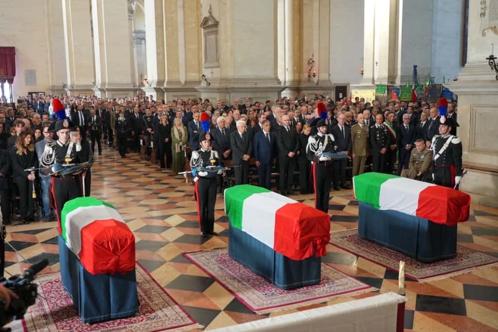 Ci sono giorni che nessuno di noi vorrebbe vivere.
Ci sono parole che nessuno vorrebbe pronunciare, mai.
Oggi è uno di quelli.
L’Italia intera si raccoglie nel dolore, rendendo omaggio a tre uomini dell’Arma dei Carabinieri:
il Sottotenente Marco Piffari, il Maresciallo Valerio