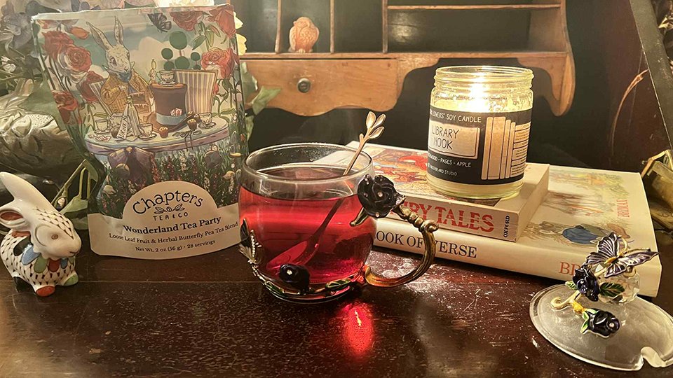 RubyCosmos's tweet image. There's a new book-inspired tea available from @drinkchapters ! Wonderland Tea Party blends fruit and color-changing butterfly pea flower. Read my review:
karadennison.blogspot.com/2025/10/tea-re…