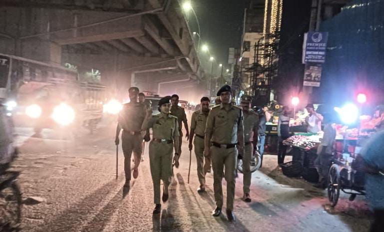 noidapolice's tweet image. त्यौहारों पर जनता की सुरक्षा—नोएडा पुलिस की सर्वोच्च प्राथमिकता।    

.@DCP_Noida के निर्देशन में @ADCPNoida व #ACP-3 नोएडा एवं थाना प्रभारी सेक्टर-49 द्वारा आगामी त्यौहारों के दृष्टिगत भीड़भाड़ वाले स्थानों व मुख्य बाजार में पैदल गश्त कर सुरक्षा व्यवस्था का जायजा लिया गया।