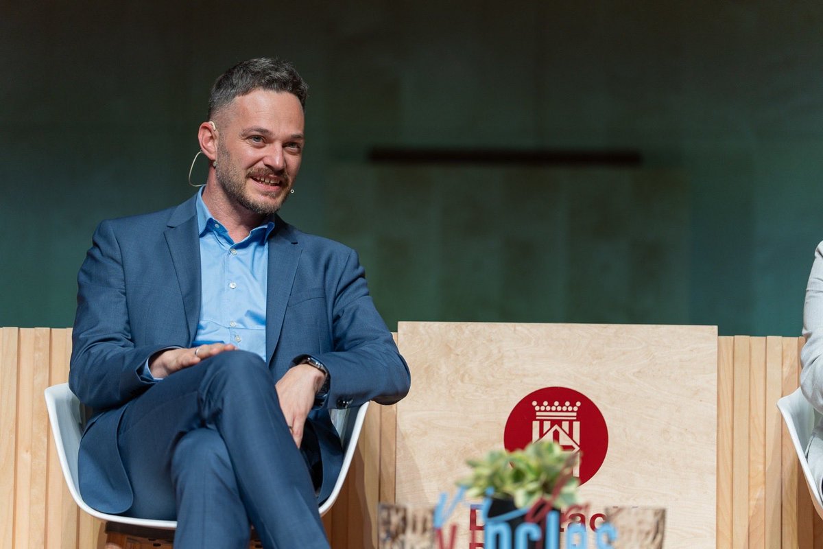 FelipeCamposlh's tweet image. ᴍɪʟɪᴛᴀɴᴛ ᴅᴇ ʟ’ᴇꜱᴘᴇʀᴀɴçᴀ 🤍

Ahir vaig tenir no només l’honor, sinó l’emoció sincera, d’assistir a l’acte d’homenatge a l’Enric Morist Güell, un reconeixement profundament merescut a una vida dedicada a teixir ponts, crear aliances i cuidar persones.

L’Enric no feia…