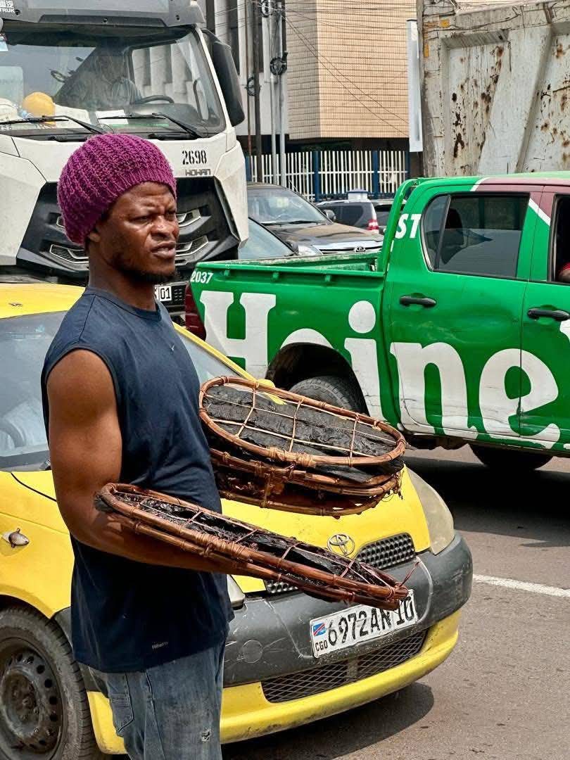 Je suis écœuré de constater que certains compatriotes se moquent de ce jeune entrepreneur, TRÉSOR KALONJI MULOPWE qui n’a jamais lésiné sur les efforts pour gagner honnêtement sa vie. 

Outre ses activités politiques et citoyennes, Trésor a toujours un sens aigu du business,