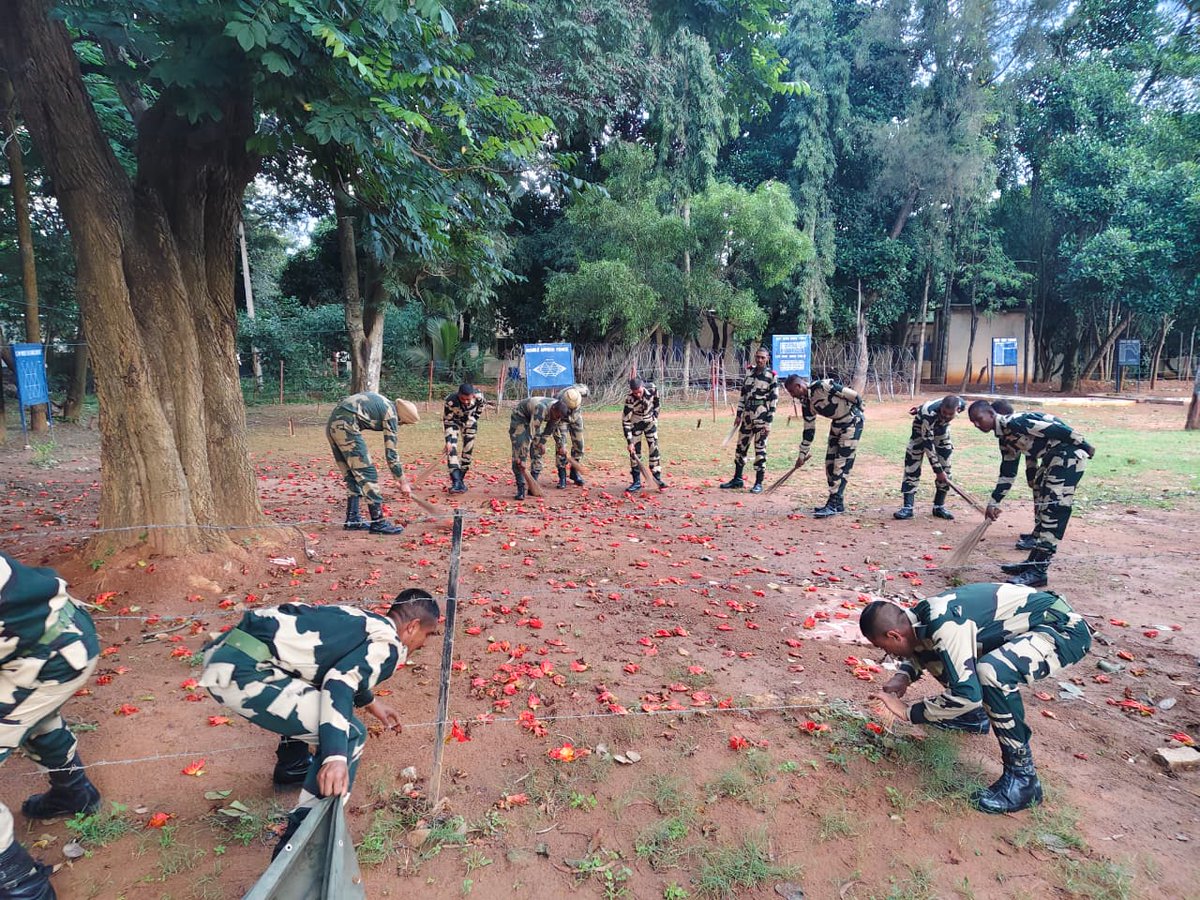 stcbsfbangalore's tweet image. Glimpses of the Cleaning Drive — where teamwork met cleanliness for a better tomorrow.
#SwachhataPakhwada #CleanlinessDrive
 #EcoFriendly
@SwachhBharat
@MoHUA_India
@MoJSDDWS
@SwachhBharatGov
@BSF_India
@BSF_ANO_Command