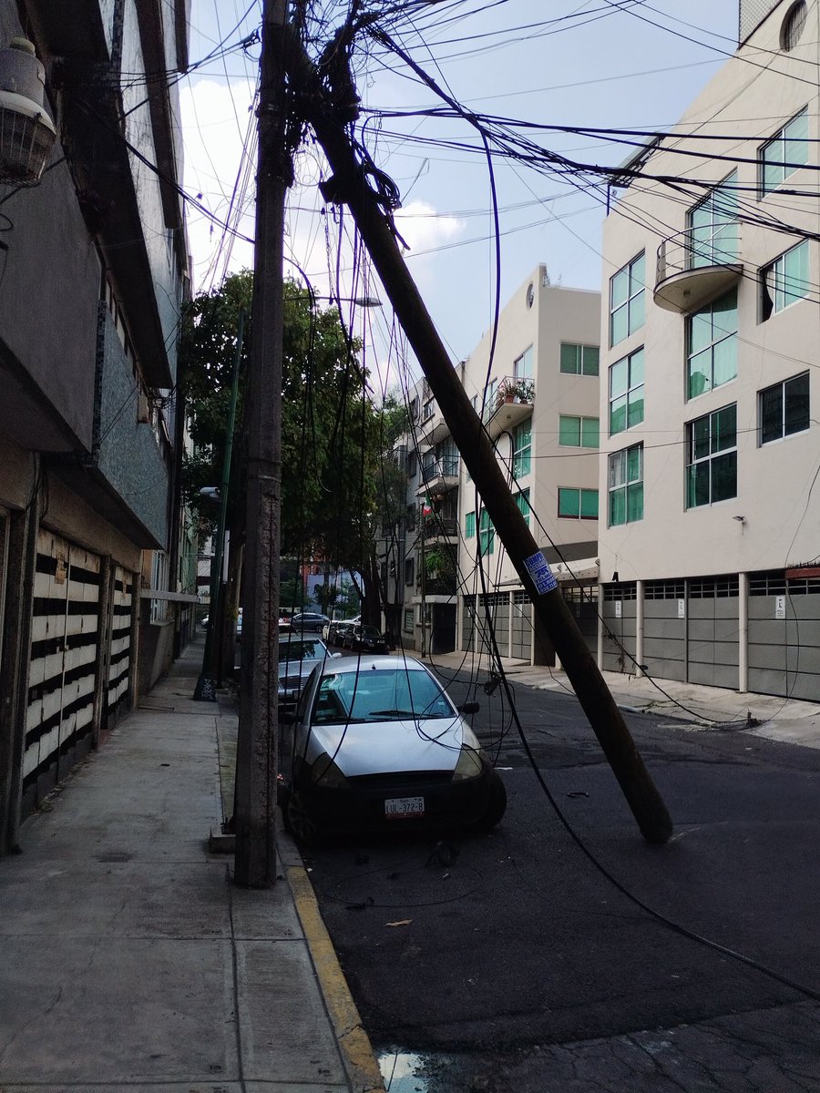 arix_inderprox's tweet photo. Hace horas un camión tiro este poste, se reporto a las autoridades pero ya ni los responsables están en la zona y el peligro aquí sigue, en Calle Tanana col. Narvarte entre viaducto y obrero mundial.
@NarvarteVecinos @adnnoticiasmx @valentinaror #AquíValeTuDenuncia https://t.co/qlLwN3DuBW