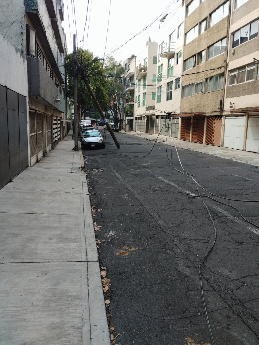 arix_inderprox's tweet photo. Hace horas un camión tiro este poste, se reporto a las autoridades pero ya ni los responsables están en la zona y el peligro aquí sigue, en Calle Tanana col. Narvarte entre viaducto y obrero mundial.
@NarvarteVecinos @adnnoticiasmx @valentinaror #AquíValeTuDenuncia https://t.co/qlLwN3DuBW