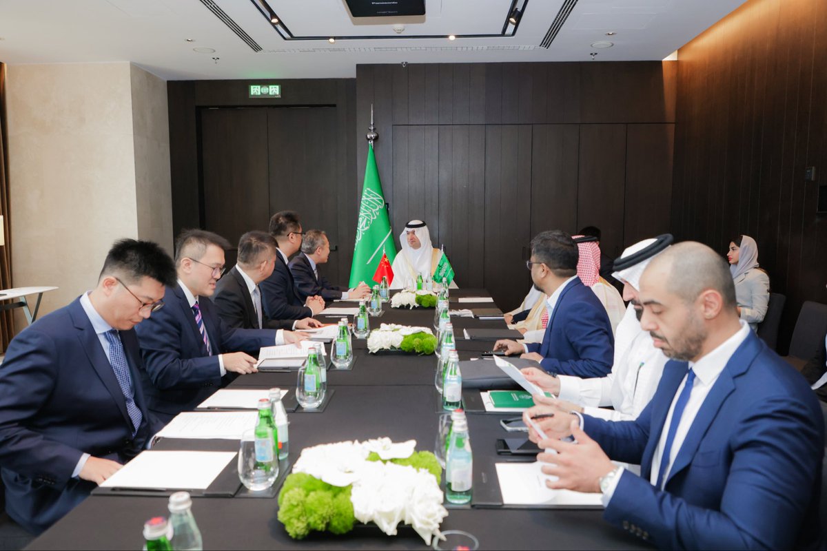 بدأنا زيارة #بكين بتوقيع اتفاقيات، ونختتمها اليوم بترجمة الشراكات إلى منجزات..
أكثر من 24 ألف وحدة سكنية تُبنى بجودة أعلى وزمن أقصر بقيمة تتجاوز الـ 8 مليارات ريال؛ ضمن مسار لتنفيذ 100 ألف وحدة حتى 2030.
خطواتٌ ستُسهم -بإذن الله- في رفع المعروض السكني وتحقيق التوازن العقاري.