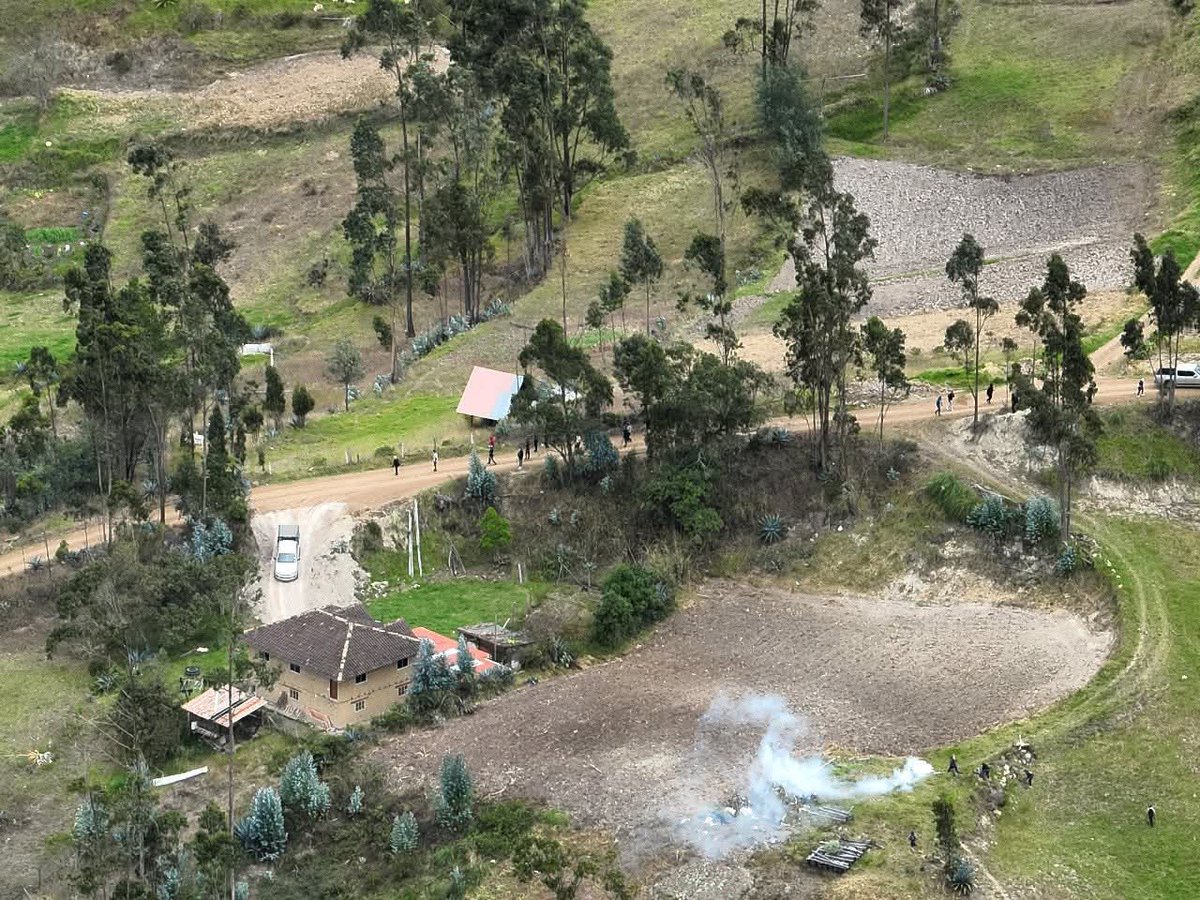 #ATENCIÓN | Ciudadanos denuncian represión a las comunidades que se mantienen en resistencia en #Saraguro mediante militarización de los territorios con presencia de un convoy militar y policial en Ilincho Ayllullakta y Chukidel Ayllullakta. 

#Conaie #ParoNacional2025