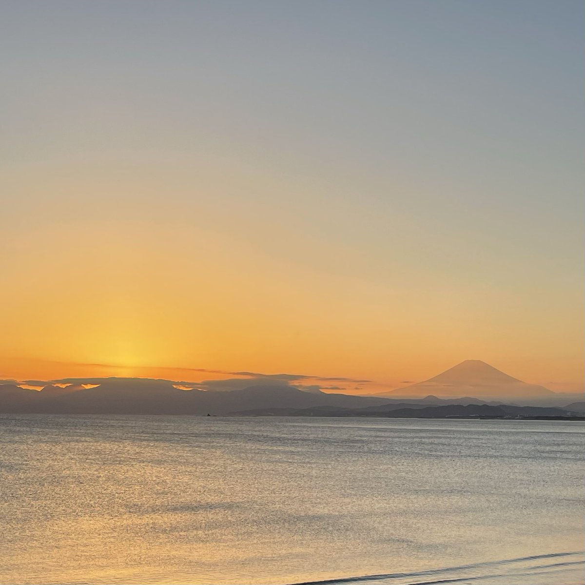 急に思い立ち、保坂さんに会いに行った。命日は9月だけど。日の入りと富士山。
