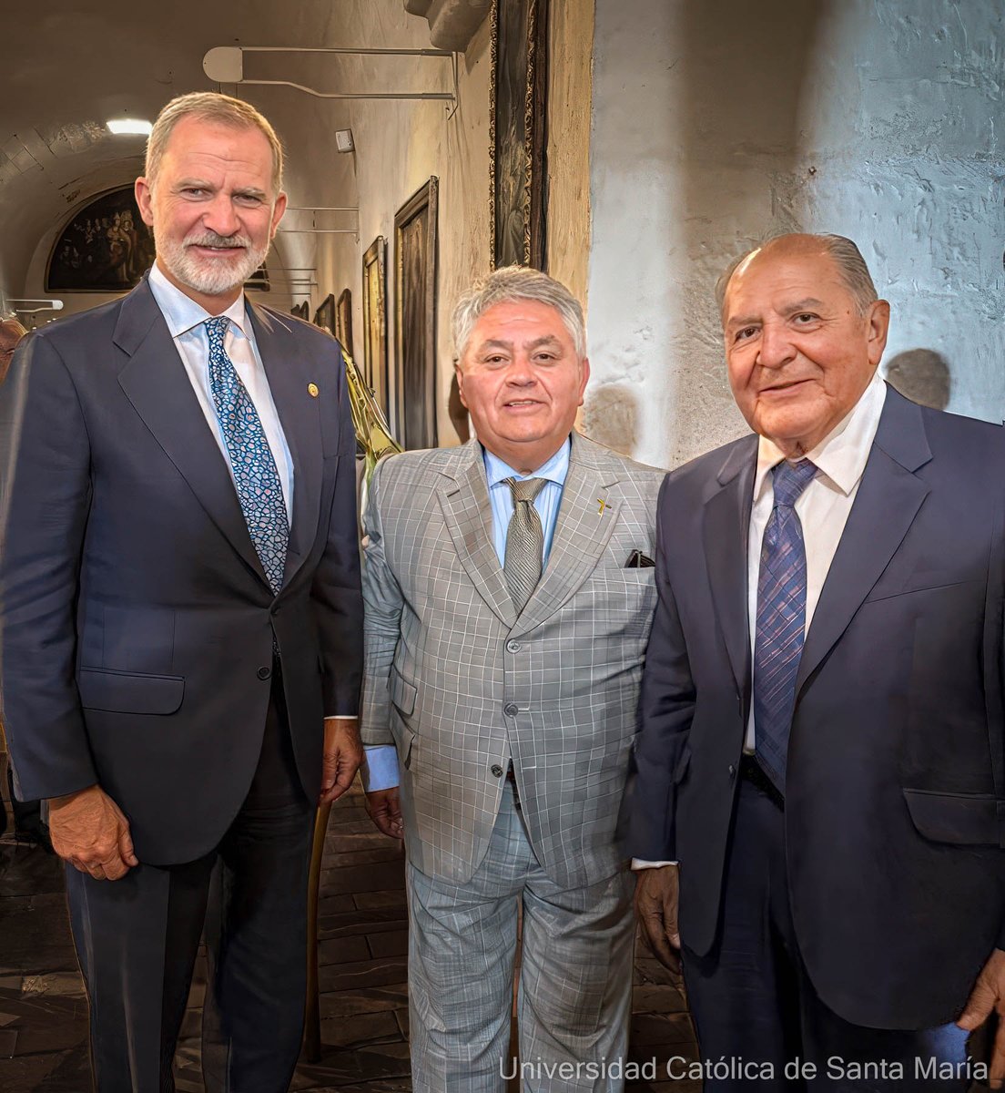 La <a href="/UCSM_oficial/">Universidad Católica de Santa María</a>  reafirma su compromiso con el idioma y la cultura hispana
En el X Congreso Internacional de la Lengua Española en Arequipa, nuestro Rector Jorge Luis Cáceres Arce saludó al rey Felipe VI y le entregó una imagen de la Virgen María junto a obras literarias,