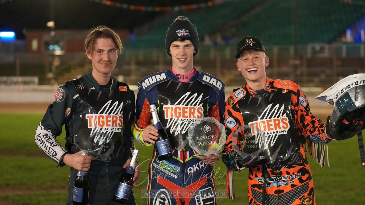 All smiles from last night's top three at Tiger's Academy Open 😀