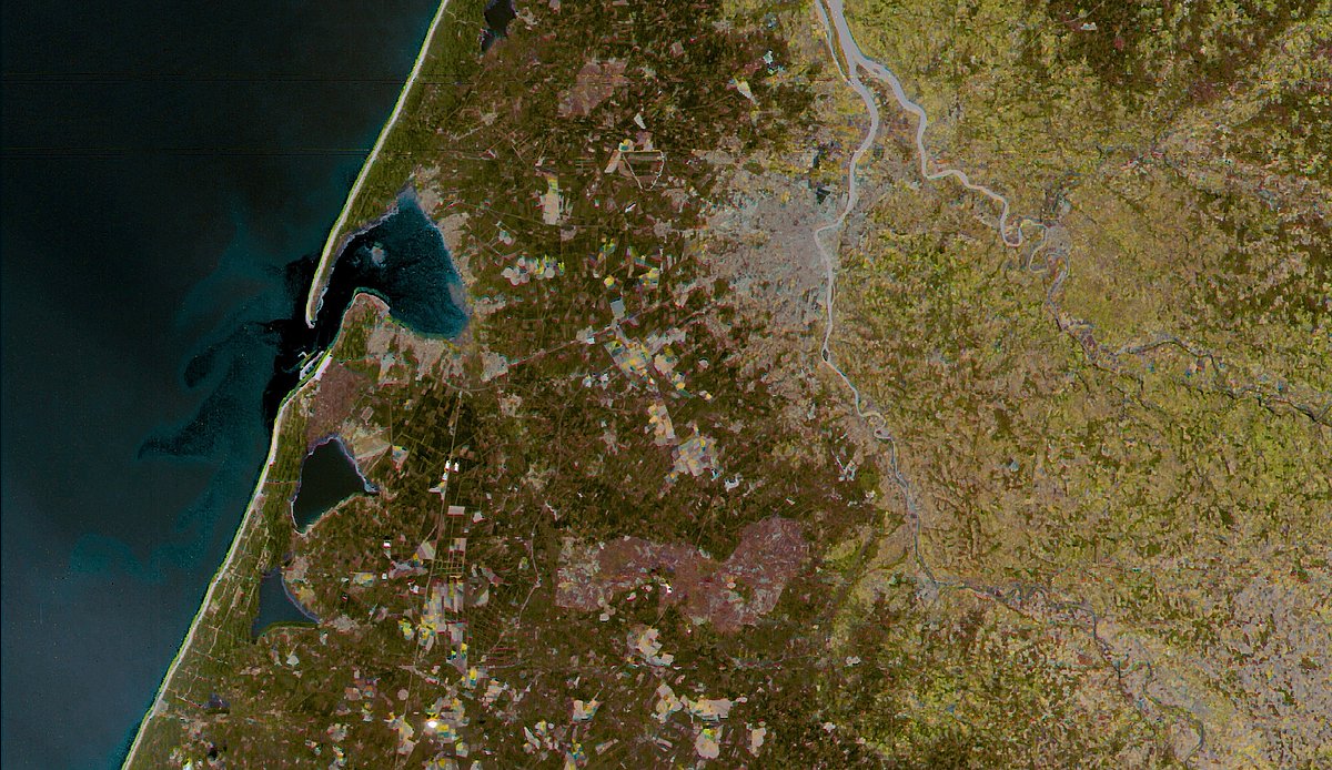 Enjoying the amazing resolution of MN2-4's KMSS sensors: zooming at the Bordeaux region...

taken from today's pass
(LimeSDR @ 75 MSPS)