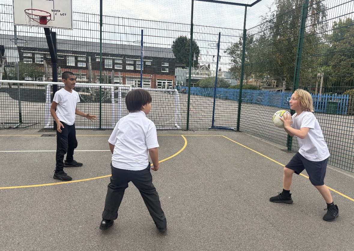 RiverleyPrimary's tweet image. This week in Netball Club, we honed in on our teamwork, coordination and strategic thinking! #Netball #HighAchievements #WideHorizons