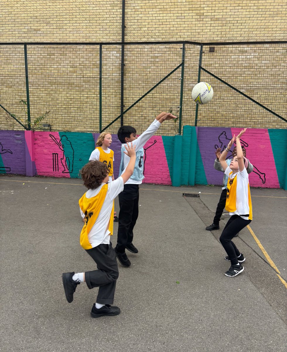 RiverleyPrimary's tweet image. This week in Netball Club, we honed in on our teamwork, coordination and strategic thinking! #Netball #HighAchievements #WideHorizons