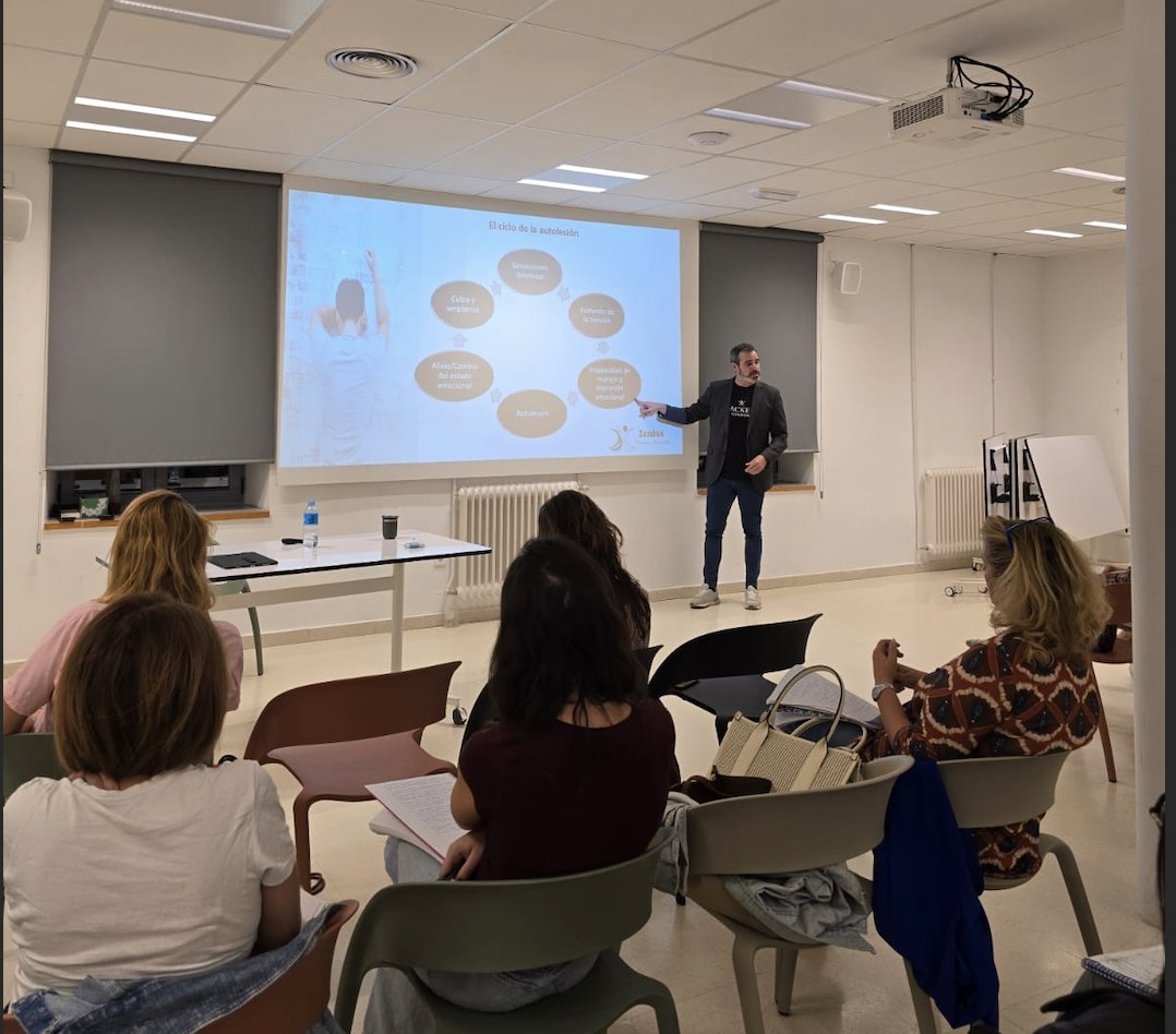 PsicLuisFLopez's tweet photo. Ha sido un verdadero privilegio participar en el #ISMIE de Madrid, compartiendo espacio con profesionales comprometidos con la educación y la salud mental. Agradezco  la oportunidad de aportar evidencia, formación y reflexión sobre las conductas suicidas y autolesivas. https://t.co/DopPG1YX5o