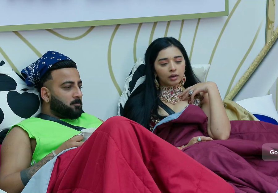 callmemohmaya's tweet image. #TanyaMittal to Shehbaz, “Nehal mujhe bhi chun sakti thi family letter ke liye… kya main chudail hu?”
Tanya’s innocence and humor just melt hearts every time! 👑
#BiggBoss19 #Amaanya #BB19