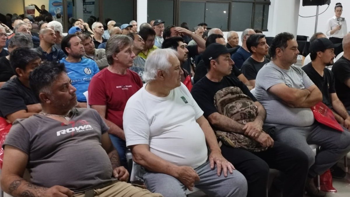 ecotermo's tweet photo. Ayer dictamos una capacitación para gasistas y vendedores de salón de Sanitarios San Martin.
Compartimos un lunch, presentamos el nuevo Termotanque Populi EP53 Alta Recuperación, dictamos una charla técnica respondiendo todas las preguntas y cerramos la noche con sorteos. https://t.co/a70hocLUdC