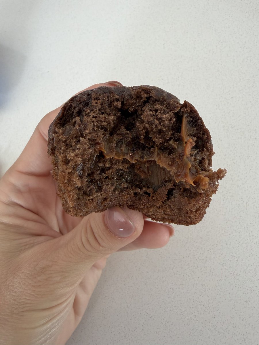 aguspietrani's tweet photo. Acabo de probar la nueva madalena de bimbo y esta increible. La cantidad de dulce de leche que tiene y lo esponjosa que esta por favorrrr https://t.co/n0Dxll98GQ