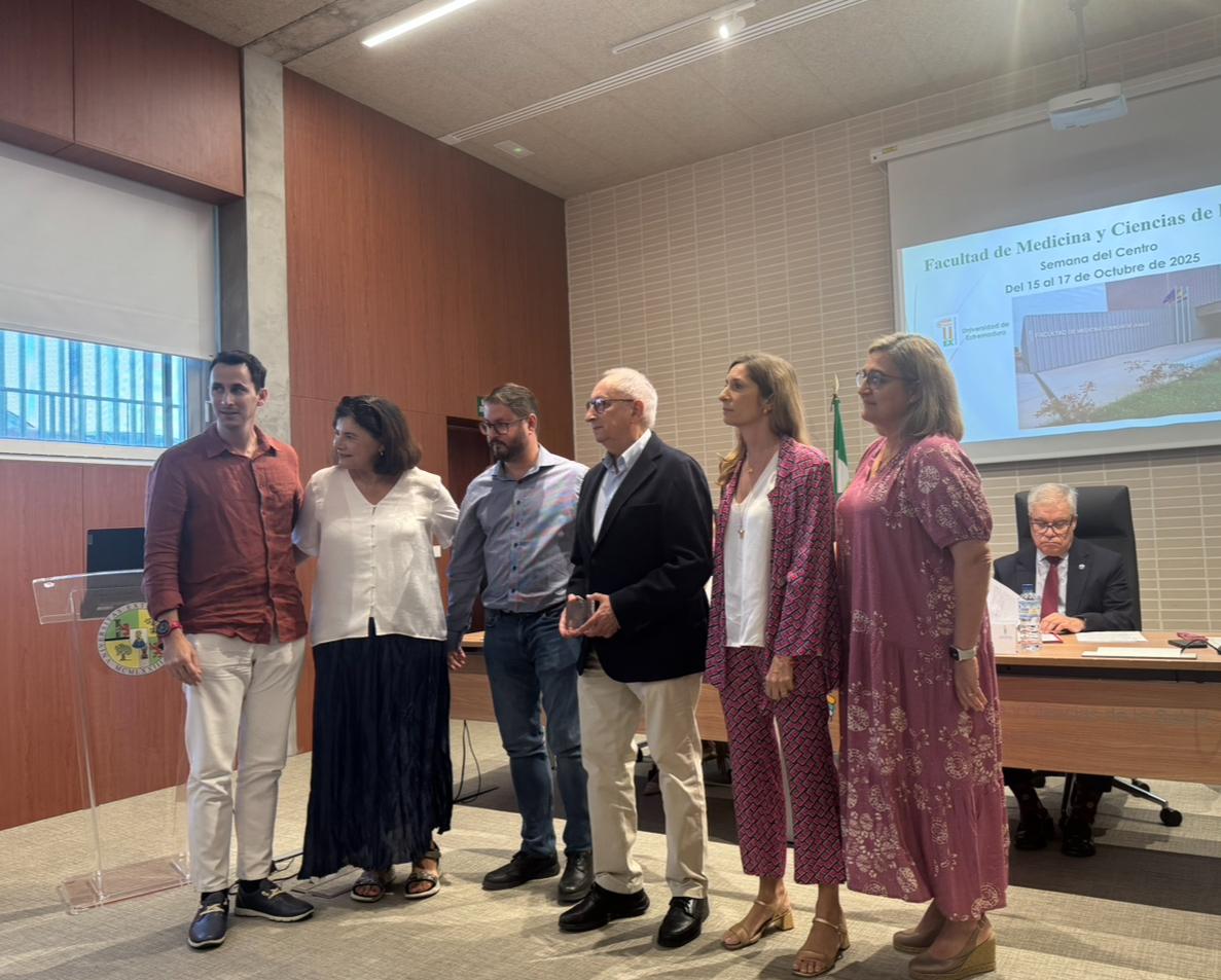 UExMedicina's tweet photo. 🎓 Culminamos la #SemanaDelCentro 2025 con el Acto Académico.
Conferencia del Dr. Francisco J. Vaz Leal y homenajes al profesorado jubilado, premiados y reconocidos póstumamente M.ª Ángeles Gómez Zubeldia y Guillermo Fernández Vara. 💙
@infouex @cemef_uex #FMyCCS https://t.co/2aBZFWfL4F