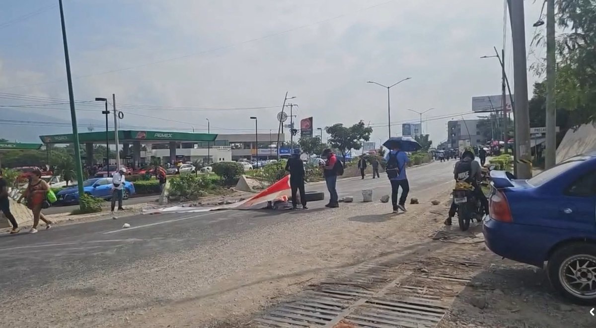 CHN_Chiapas's tweet photo. Como se anunció hace días, el Magisterio inicia bloqueo en puntos importantes de Tuxtla.

- La Pochota (Salida poniente de Tuxtla)
- La Angostura (Carretera Tuxtla - Chiapa de Corzo)

Se sugire tomar vías alternas. 

#TuxtlaGutierrez #Bloqueo 

#Fotos de redes sociales. https://t.co/SwyDOqL4st