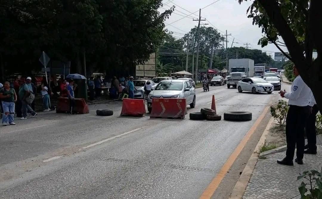 CHN_Chiapas's tweet photo. Como se anunció hace días, el Magisterio inicia bloqueo en puntos importantes de Tuxtla.

- La Pochota (Salida poniente de Tuxtla)
- La Angostura (Carretera Tuxtla - Chiapa de Corzo)

Se sugire tomar vías alternas. 

#TuxtlaGutierrez #Bloqueo 

#Fotos de redes sociales. https://t.co/SwyDOqL4st