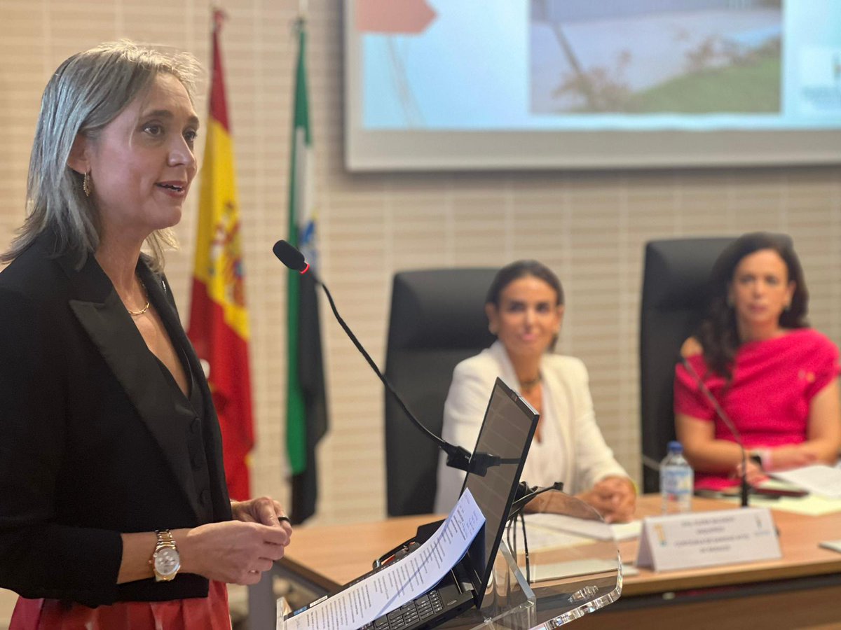 UExMedicina's tweet photo. 🎓 Culminamos la #SemanaDelCentro 2025 con el Acto Académico.
Conferencia del Dr. Francisco J. Vaz Leal y homenajes al profesorado jubilado, premiados y reconocidos póstumamente M.ª Ángeles Gómez Zubeldia y Guillermo Fernández Vara. 💙
@infouex @cemef_uex #FMyCCS https://t.co/2aBZFWfL4F