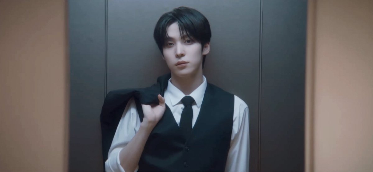 yunhopowerless_'s tweet image. jeong yunho in these outfits