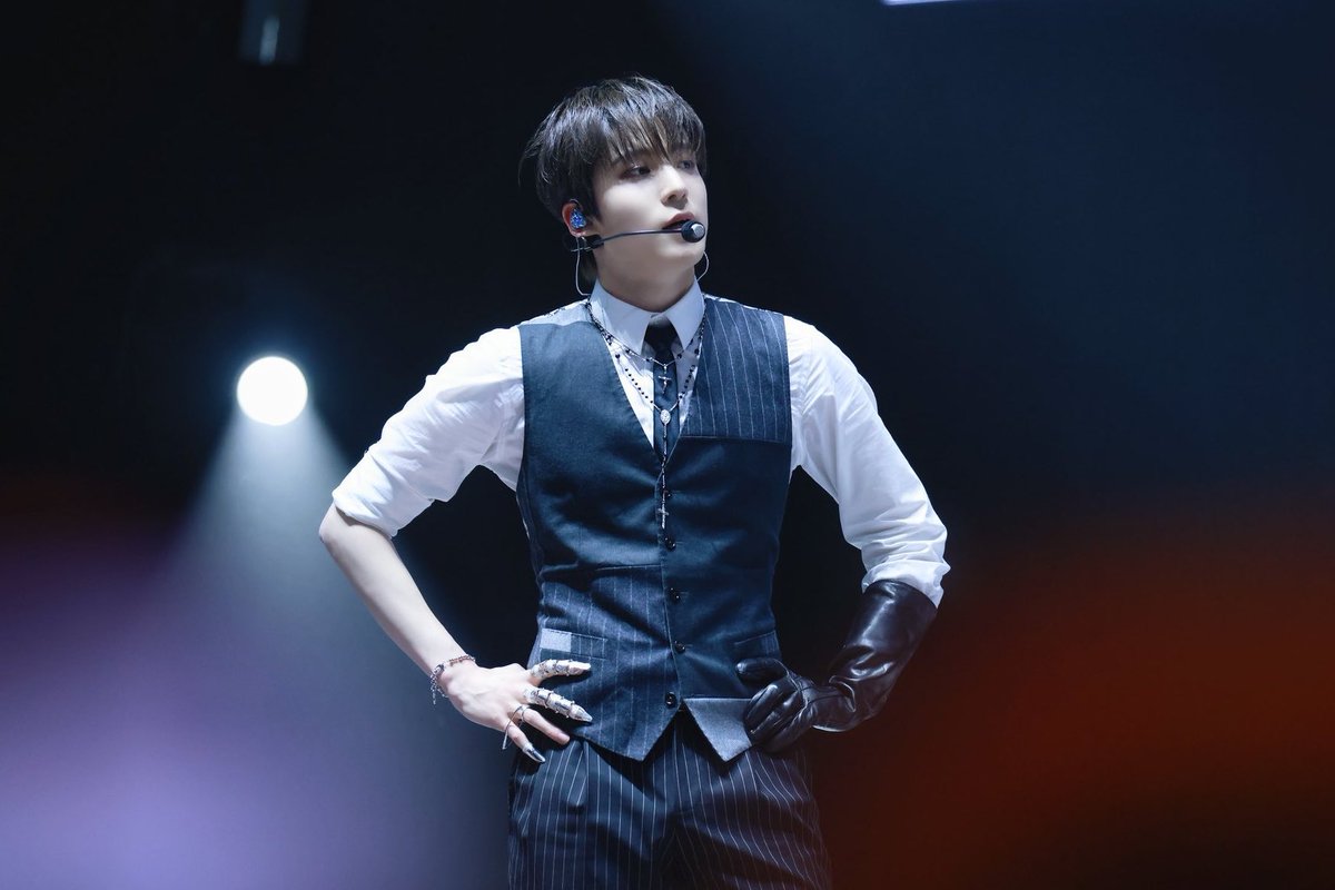 yunhopowerless_'s tweet image. jeong yunho in these outfits