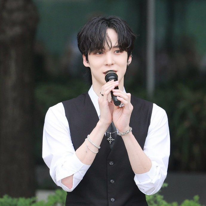 yunhopowerless_'s tweet image. jeong yunho in these outfits