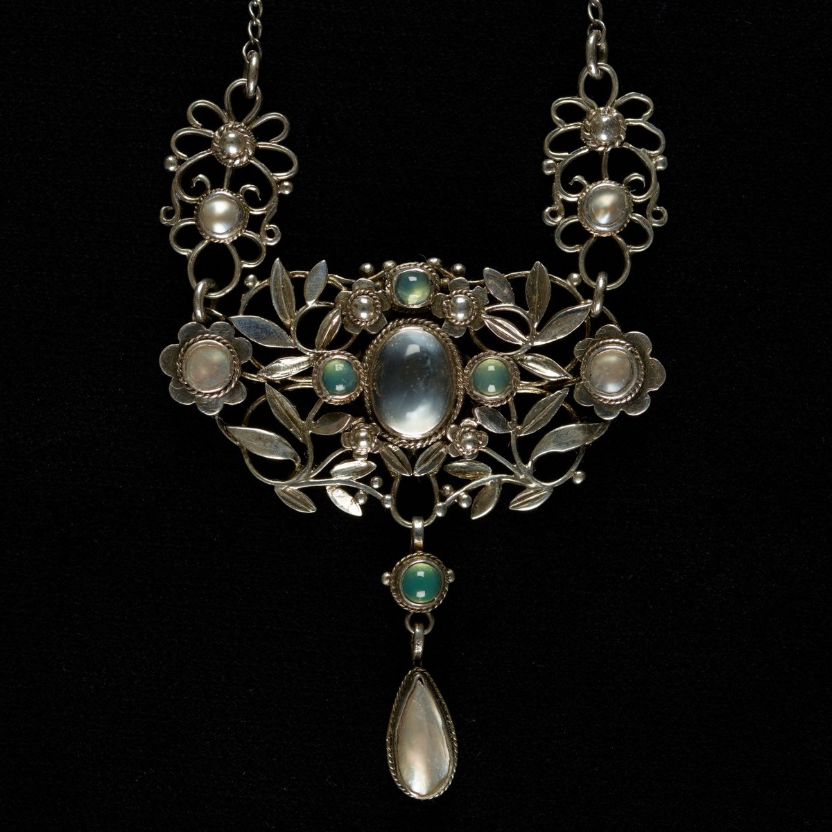 StroudStory's tweet photo. Join me on Monday 20 Oct, 7pm, for an #onlinetalk all about #womensart in the #Cotswolds - we'll be looking at the women of the #ArtsandCrafts Movement who settled here - my last post showed some of the women, here's some of the work! Book here: https://t.co/2Pii1BHGRV https://t.co/DNkevYpTzR