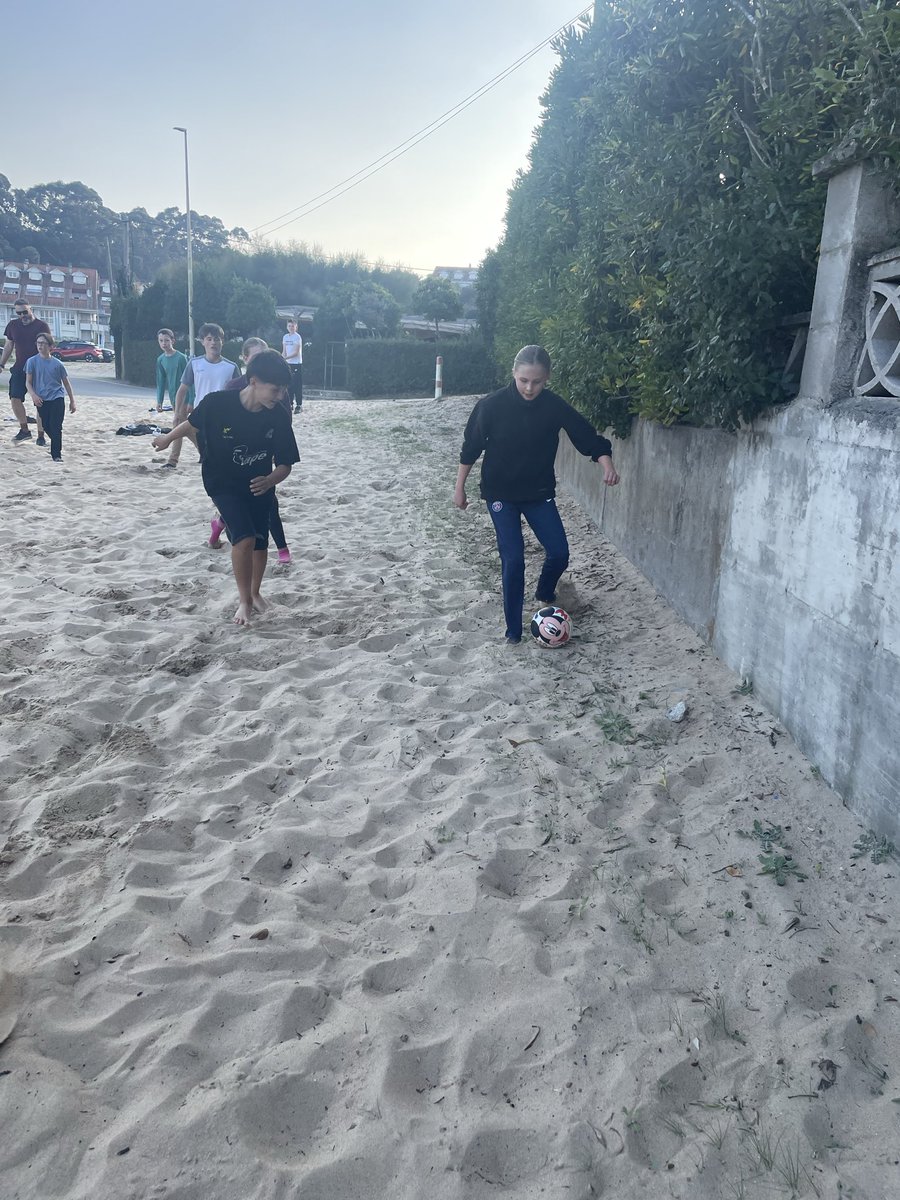 MissLees4's tweet photo. Jugando al fútbol en la playa en España !!! https://t.co/R1F4HLkuIz