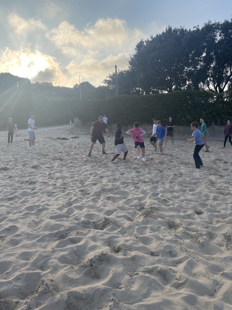 MissLees4's tweet photo. Jugando al fútbol en la playa en España !!! https://t.co/R1F4HLkuIz