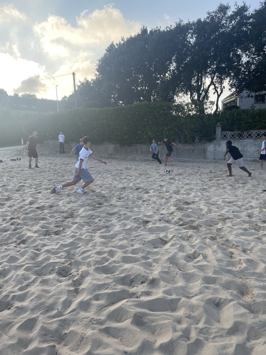 MissLees4's tweet photo. Jugando al fútbol en la playa en España !!! https://t.co/R1F4HLkuIz