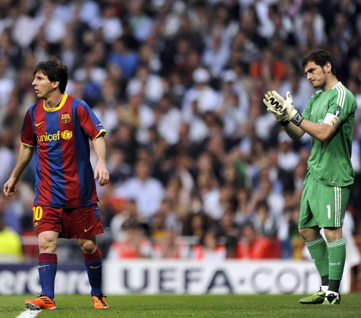 Iker Casillas: "2019'da kalp krizi geçirdim ve hastaneye kaldırıldım. Ertesi gün, bilinmeyen bir numara aradı. Arayan Messi'ydi.

'Hey Iker, numaran bende yoktu ama Piqué'den aldım. Umarım en kısa sürede iyileşirsin. Sana bir buket çiçek gönderdim, umarım beğenirsin' dedi."