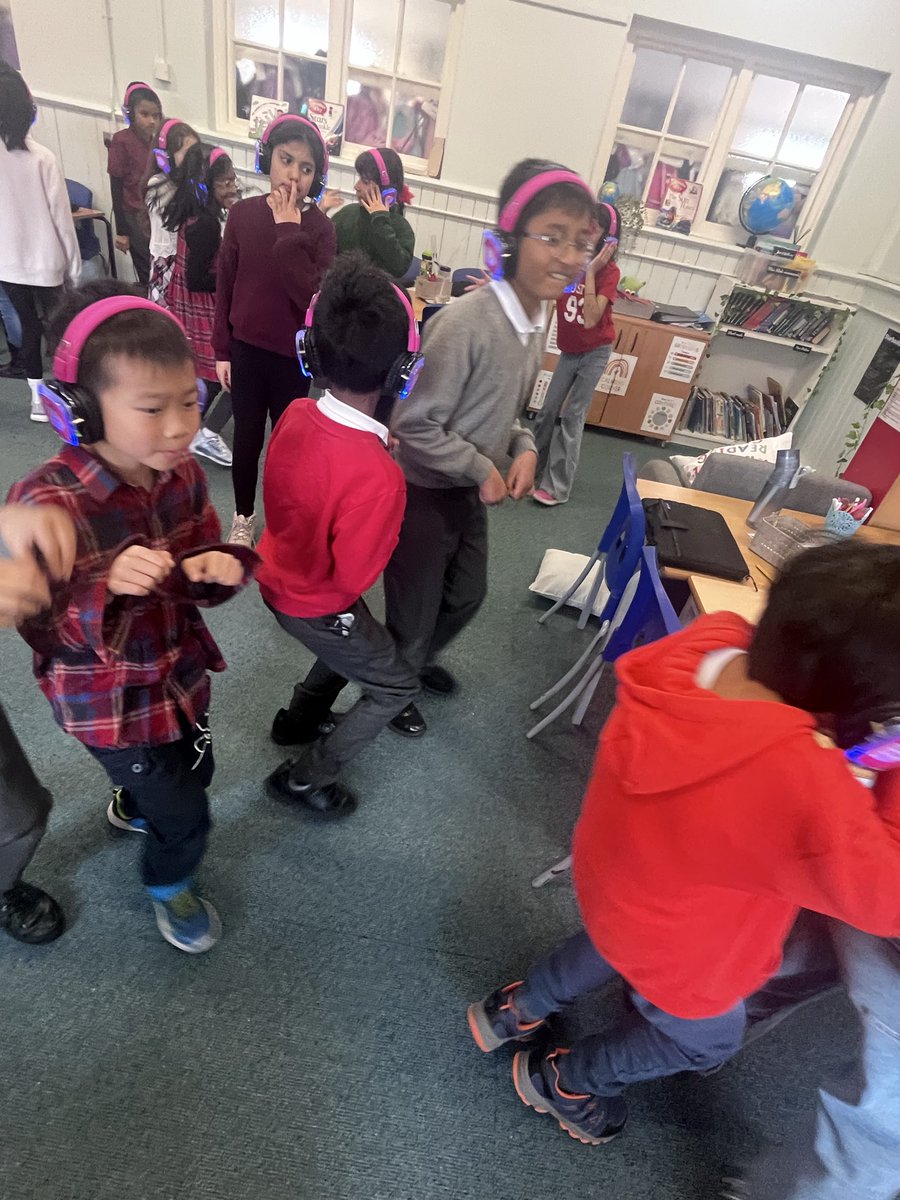 ManorParkSchSM1's tweet image. Year 5 jumped into the immersive Now Press Play experience today and recapped their knowledge on Forces. They loved being immersed in the story and checking their knowledge with a time to climb after. #WeareLEO #mppascience