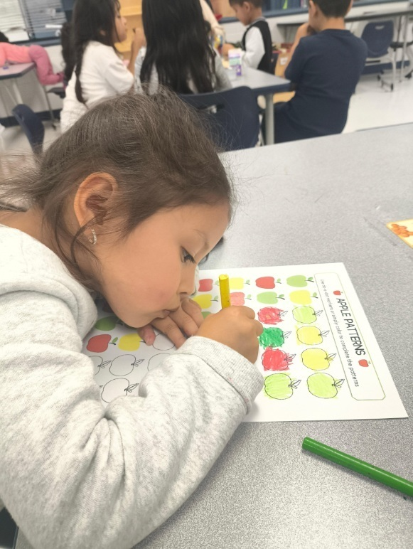 WashingtonD50's tweet image. Ms. Ruiz’ class continues to dive into the Tree Study! 🍎 They are practicing completing patterns and exploring color mixing.🎨✨ #LearningThroughPlay #TheWashingtonWay #CreativeCurriculum #HarvardRising