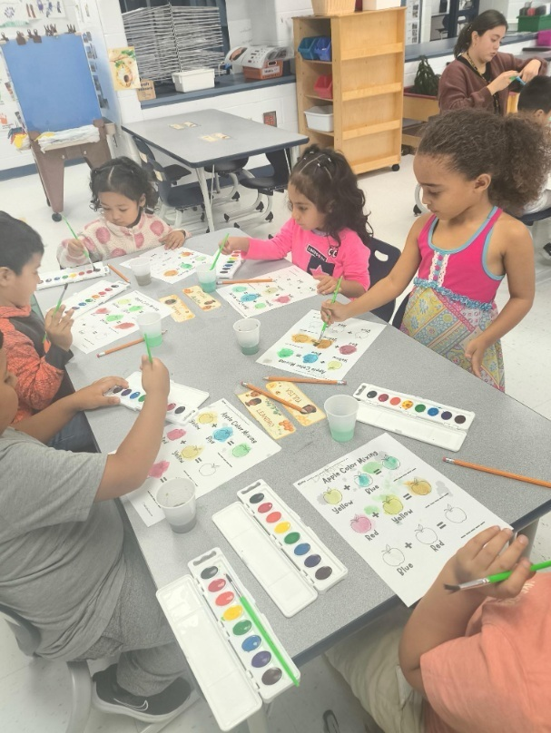 WashingtonD50's tweet image. Ms. Ruiz’ class continues to dive into the Tree Study! 🍎 They are practicing completing patterns and exploring color mixing.🎨✨ #LearningThroughPlay #TheWashingtonWay #CreativeCurriculum #HarvardRising