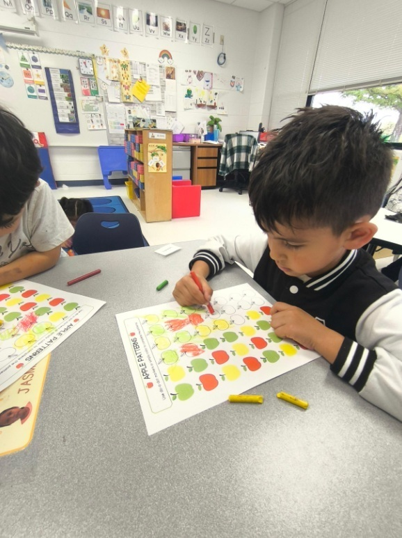 WashingtonD50's tweet image. Ms. Ruiz’ class continues to dive into the Tree Study! 🍎 They are practicing completing patterns and exploring color mixing.🎨✨ #LearningThroughPlay #TheWashingtonWay #CreativeCurriculum #HarvardRising