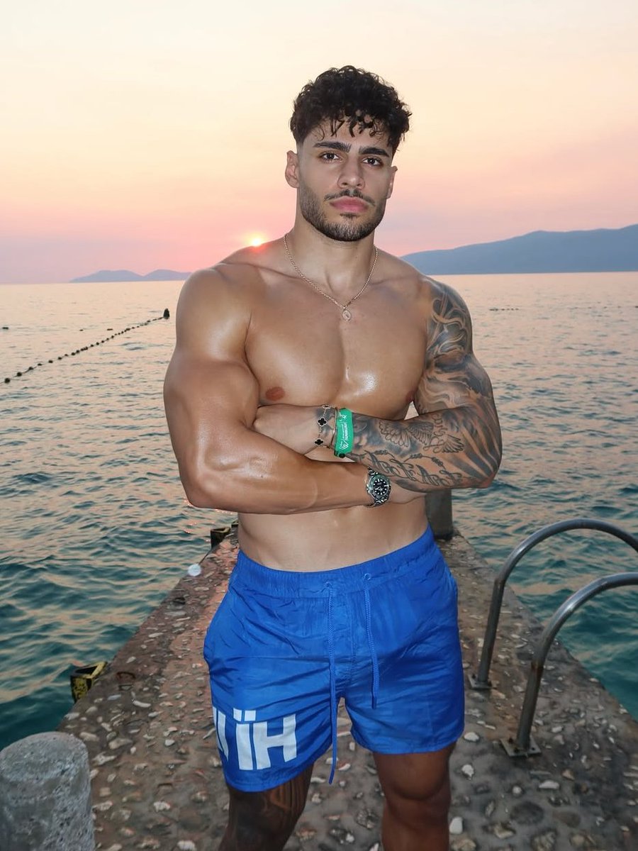 men_legends's tweet photo. Enjoying the view with the #handsome Amir Narad. https://t.co/nBWj439sFE
