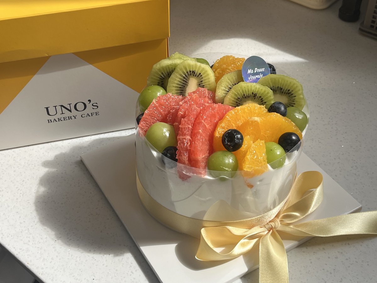 bakeryilbo's tweet photo. 🍓 과일 한입, 크림 한스푼 🍰
진짜 우유 생크림으로 만든 #생과일케이크 ✨
인공 단맛 대신 자연의 달콤함을 담았어요.
제철 과일, 부드러운 크림, 그리고 건강까지 —
지금은 ‘맛있게 건강한 디저트’의 시대 💛
#우유생크림 #프리미엄디저트 #클린디저트
#건강한단맛 #제철과일케이크 #베이커리트렌드 https://t.co/ne3B3XHhmx