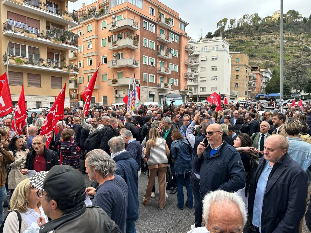 BlobRai3's tweet image. E ora tutti in via Teulada, sit in di solidarietà a #SigfridoRanucci e alla redazione di Report.
(Articolo 21)
#blob ore 20 Rai3