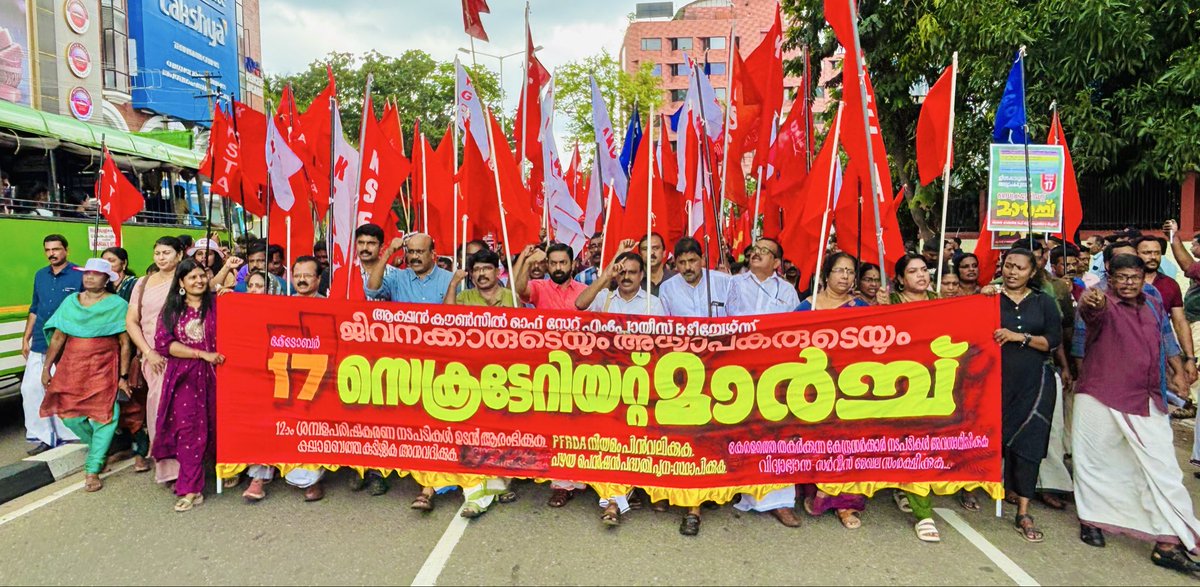 SivakumarTvmldc's tweet photo. The Secretariat March led by the State Employees and Teachers' Action Council was inaugurated by General Convener Com. M.V. Sasidharan,raising the slogans of starting the 12th pay revision process, granting DA arrears, repealing the PFRDA Act, restoring the old pension scheme etc https://t.co/9d2fPHpcVe